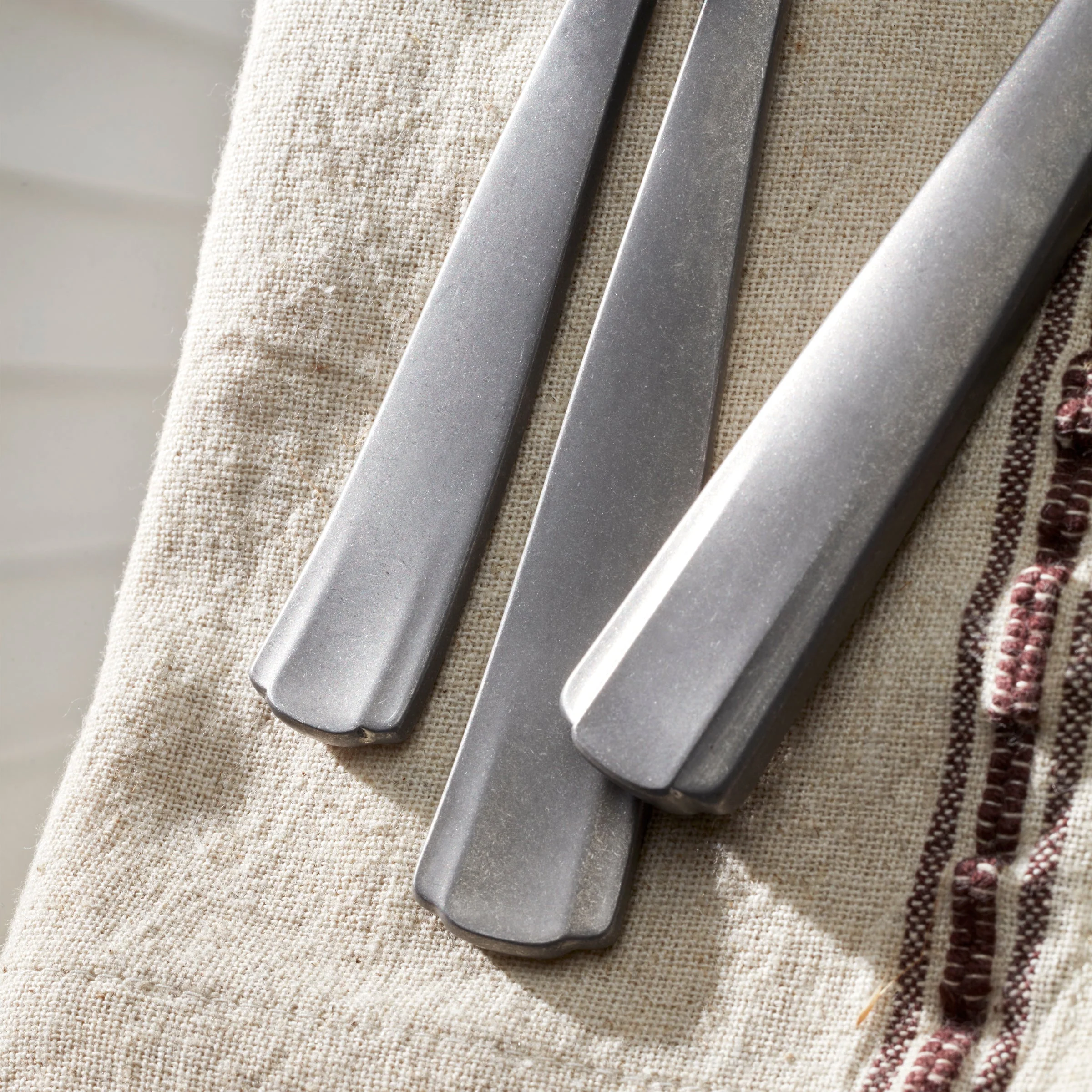French Perle Scallop Vintage 65-Piece Flatware Set - Image 8