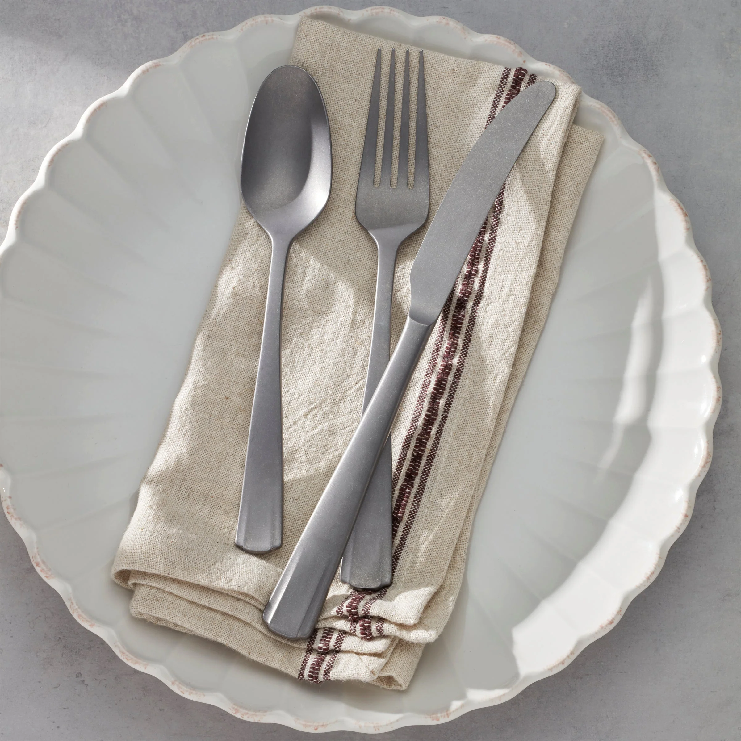 French Perle Scallop Vintage 65-Piece Flatware Set - Image 9