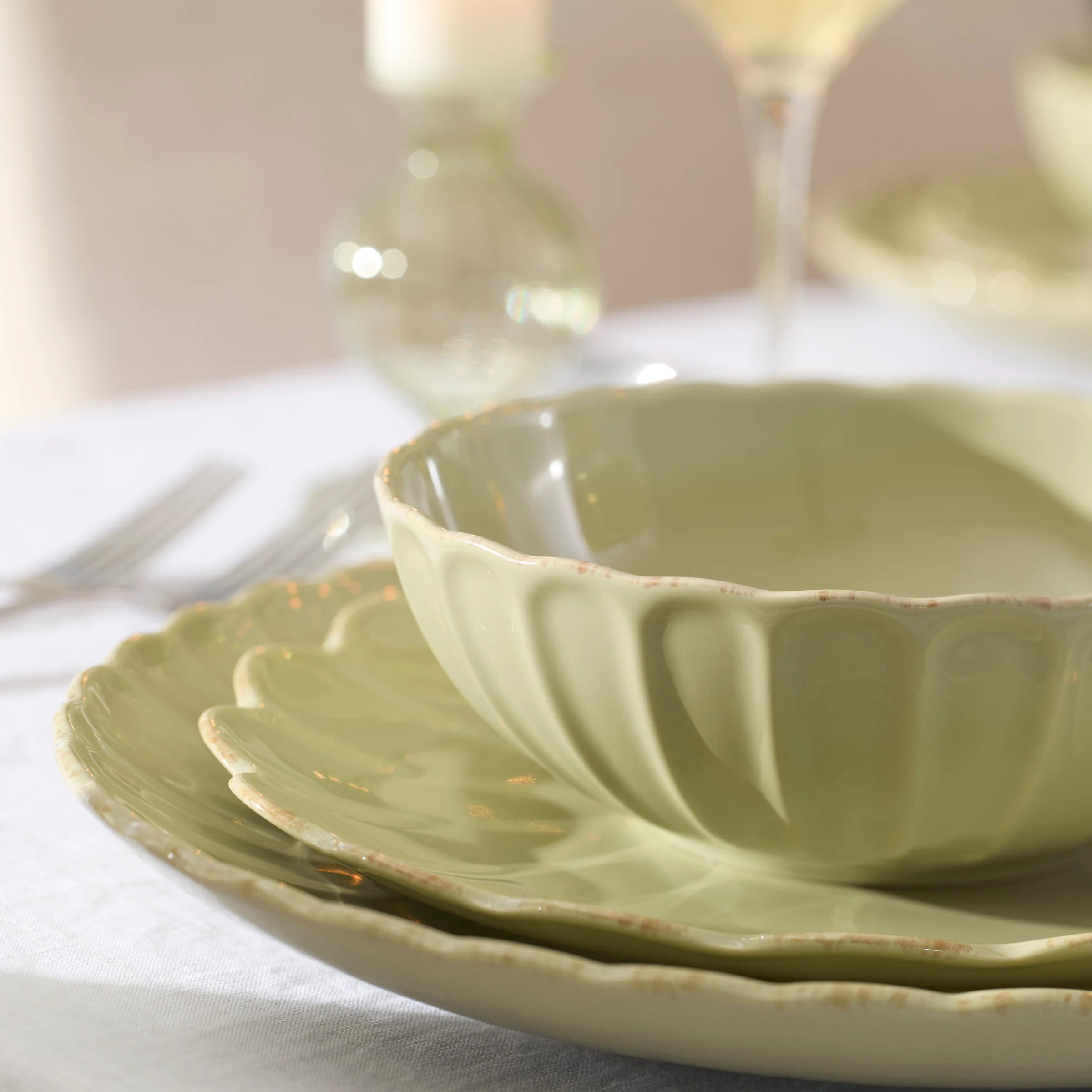 French Perle Scallop Matcha 18-Piece Dinnerware Set - Image 2