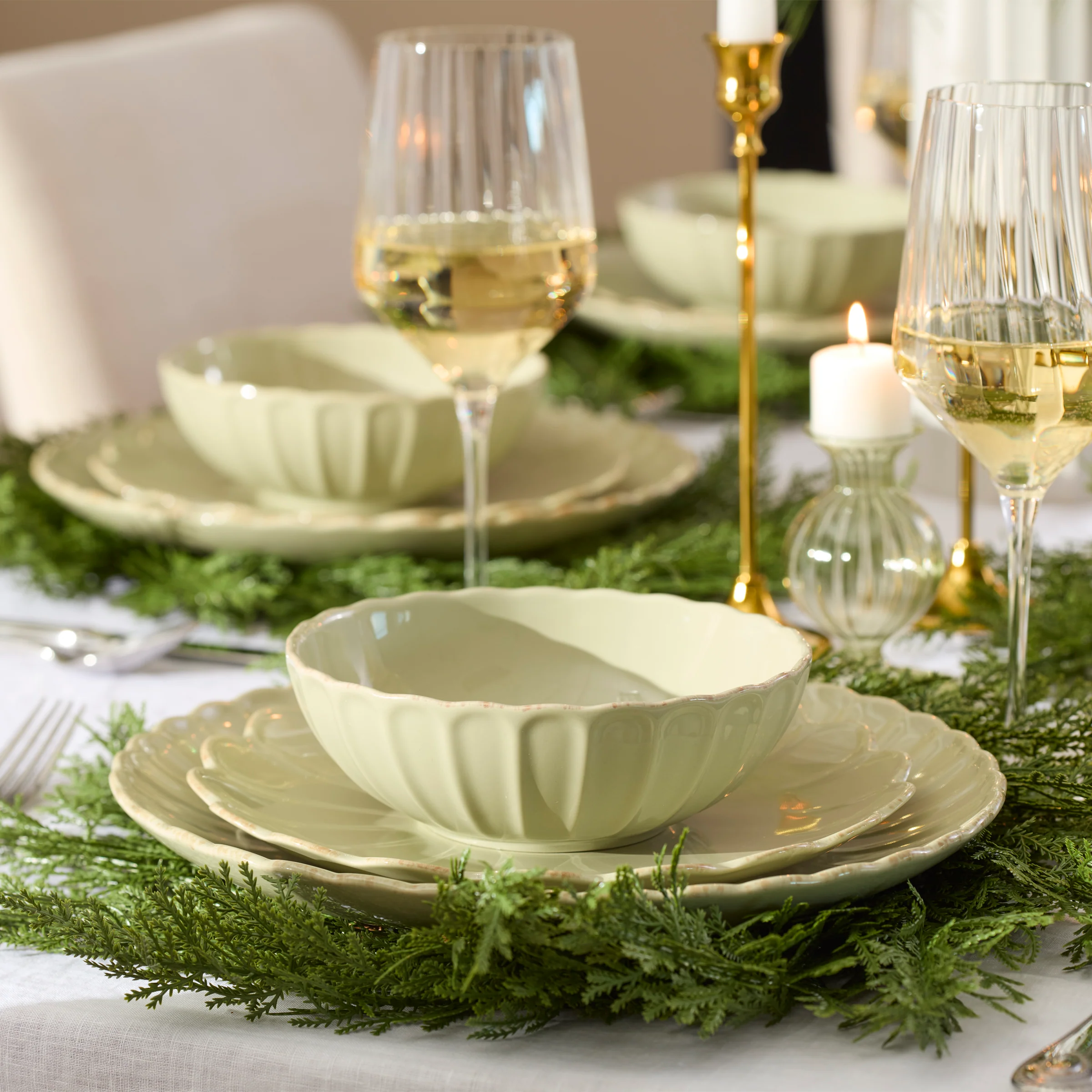 French Perle Scallop Matcha 18-Piece Dinnerware Set - Image 3