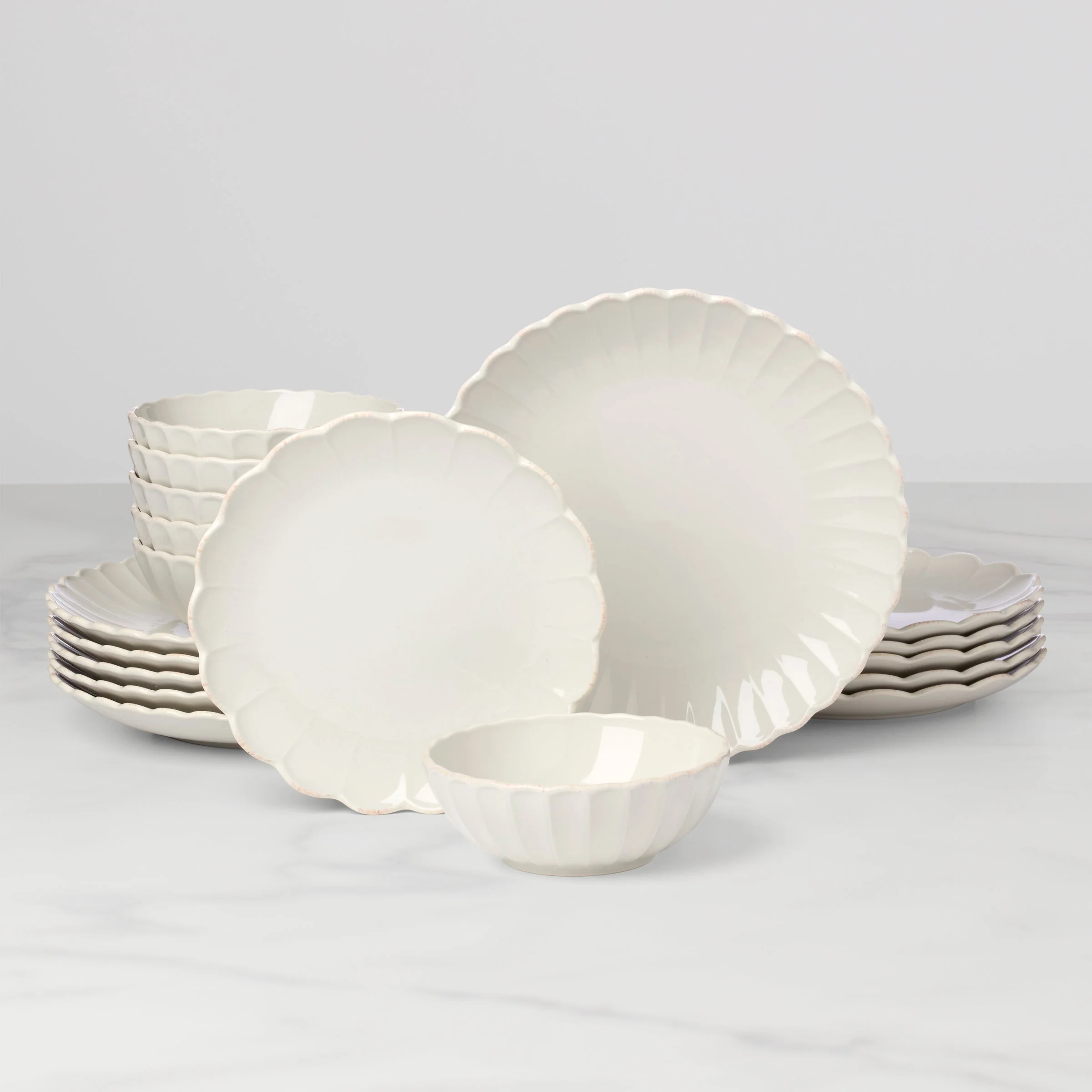 French Perle Scallop White 18-Piece Dinnerware Set