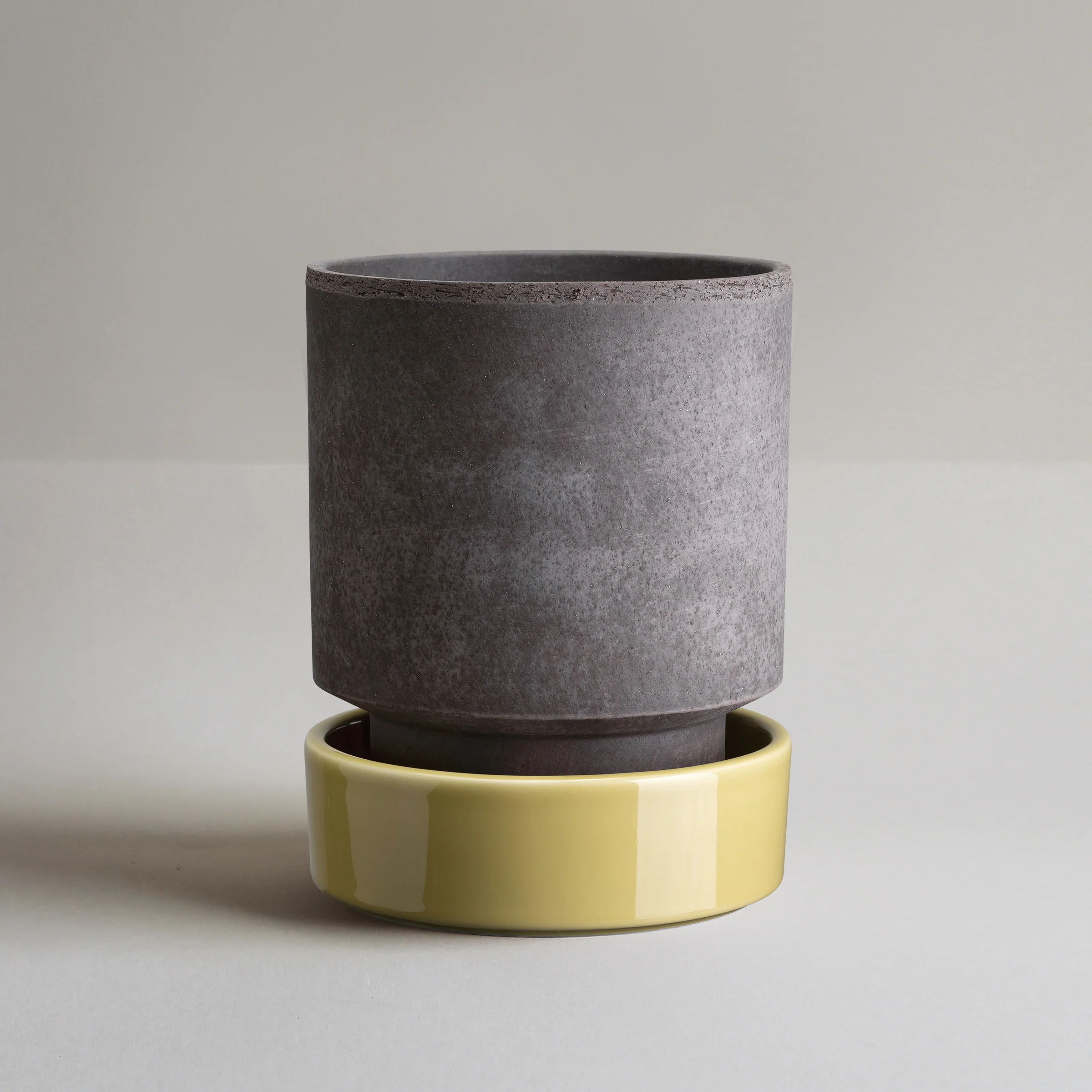 Hoff Raw Grey & Glazed Pale Yellow 14cm Pot with Saucer - Image 2
