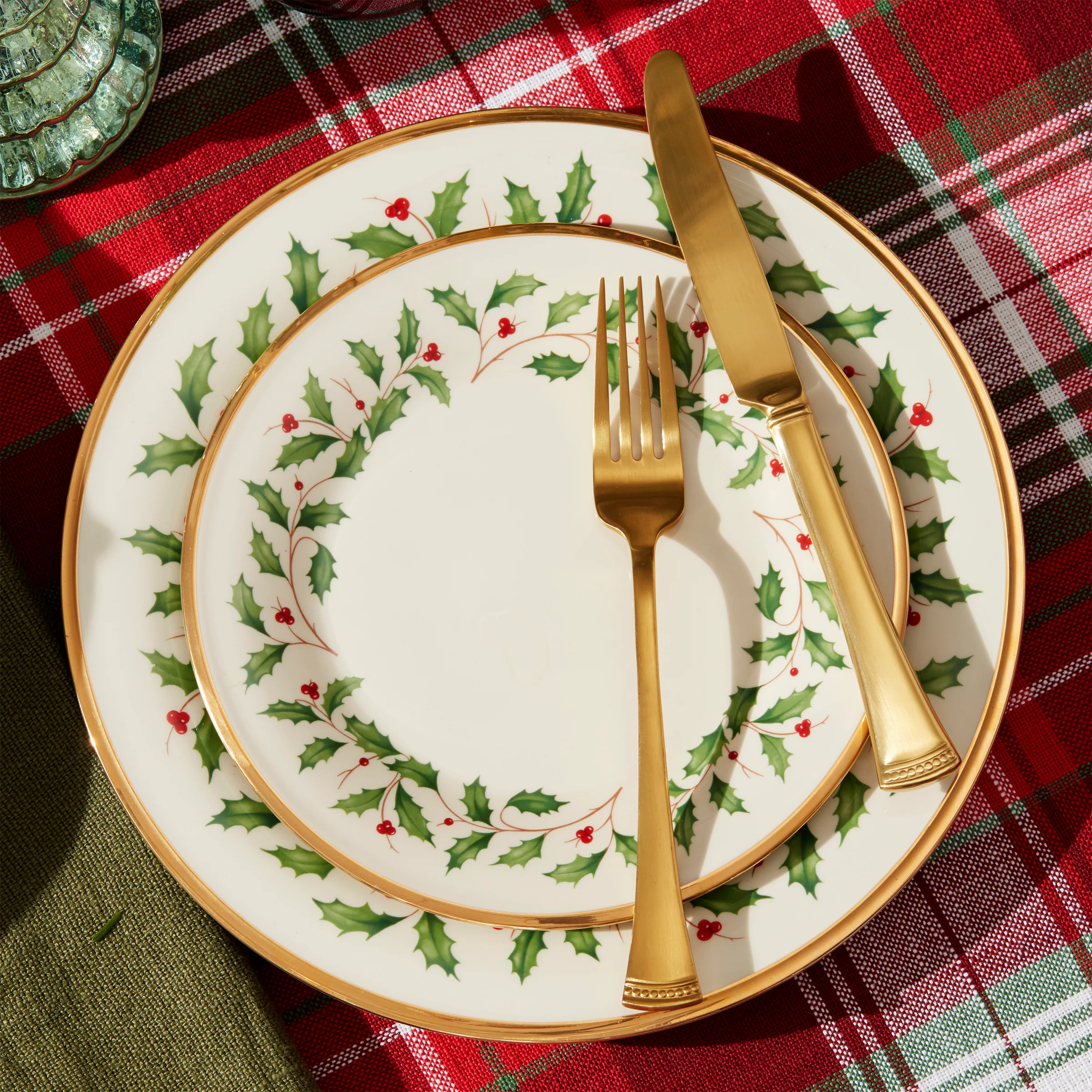 Holiday 18-Piece Dinnerware Set - Image 4