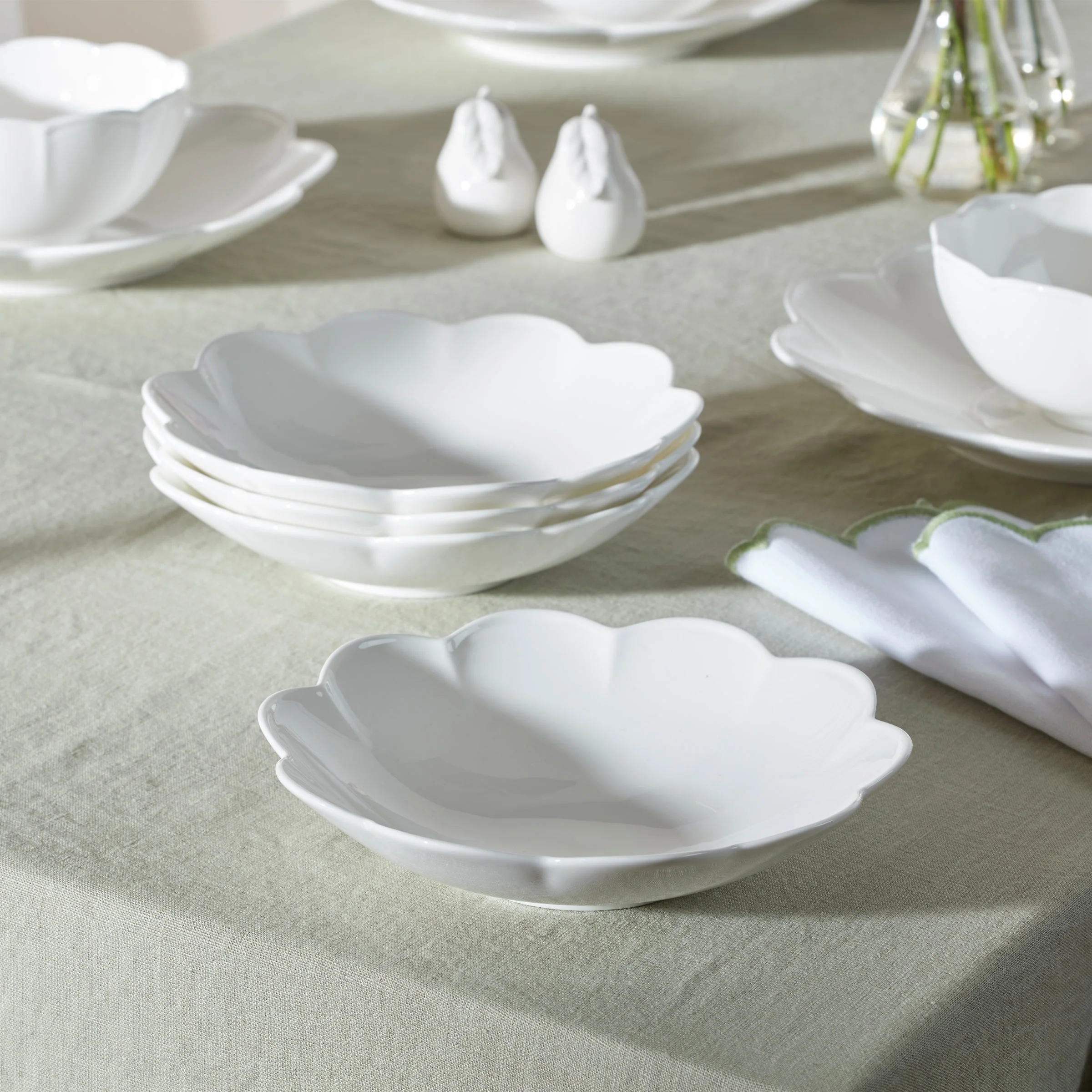 Studio 1414 Scallop 16-Piece Dinnerware Set - Image 10